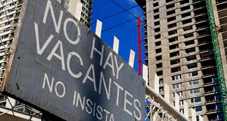 Desempleo golpea fuerte: 8,7% a nivel nacional y 9,2% en la Región Metropolitana