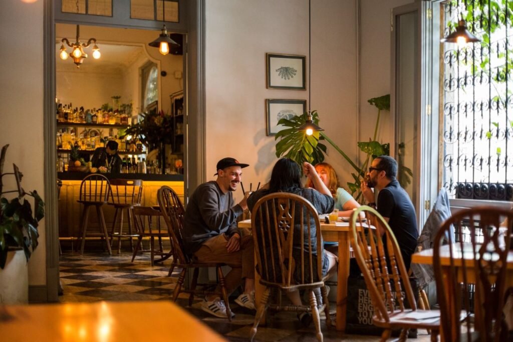 Almorzar fuera de casa: precios suben en la RM y O’Higgins, pero caen en Antofagasta