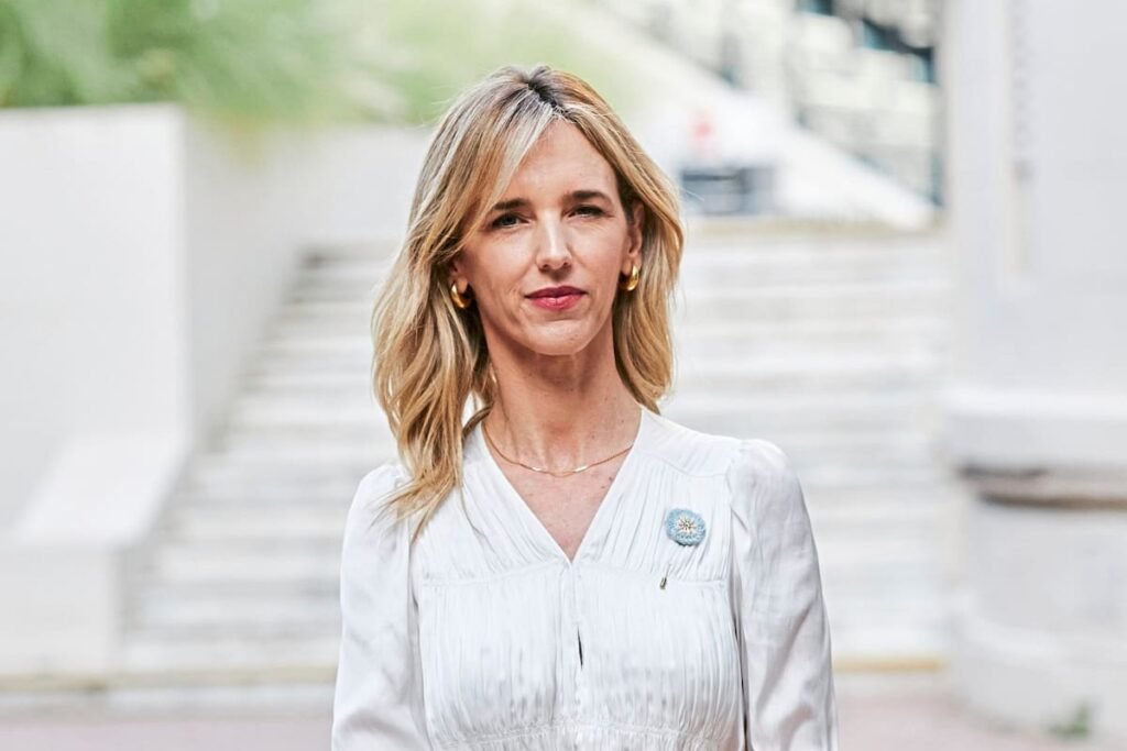 Cayetana Álvarez en Chile: “Reivindicar el comunismo hoy equivale a blanquear el crimen, como hacerlo con el nazismo”