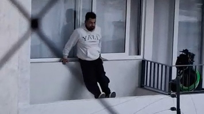 Hombre intenta escapar por balcones tras ser sorprendido robando en Santiago